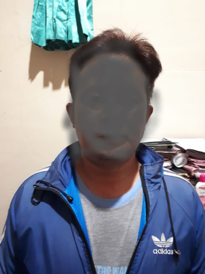 
 Foto : Humas Polres Lampura 
Caption Foto : Agus tersangka tipu gelap, saat diamankan Sat-Resmob di Mapolres Lampura.