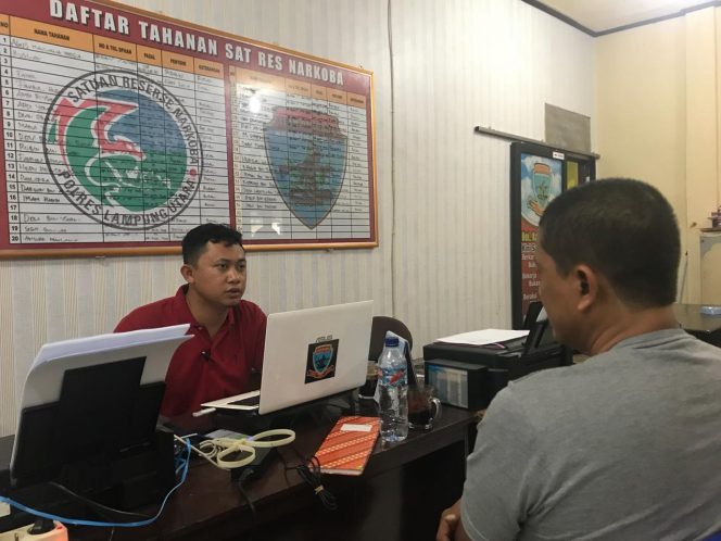 
 Foto IST  Caption 1 : Tersangka FY saat menjalani pemeriksaan di ruang Satresnarkoba Polres Lampura.
Caption 2 : Kasat Narkoba (kanan), saat bersama Tersangka RI berikut barang bukti(BB) yang berhasil disita pihaknya. 
