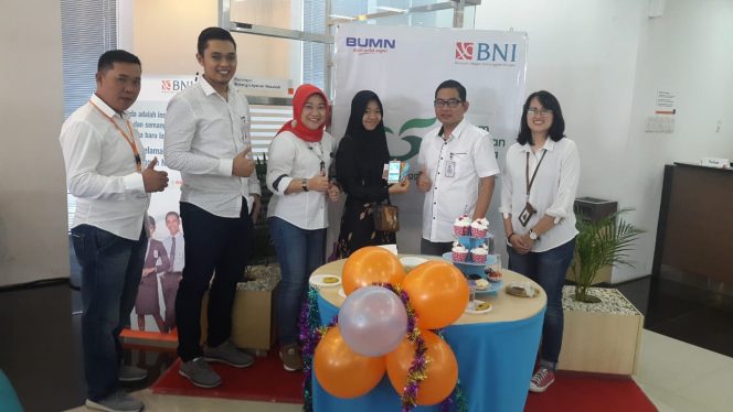 
 Foto IST:  Pemimpin BNI Cabang Kotabumi Budi Satria saat memberikan Gift kepada Nasabah pada peringatan Hari Pelanggan Nasional di Kantor BNI Cabang Kotabumi, Selasa (4/9).