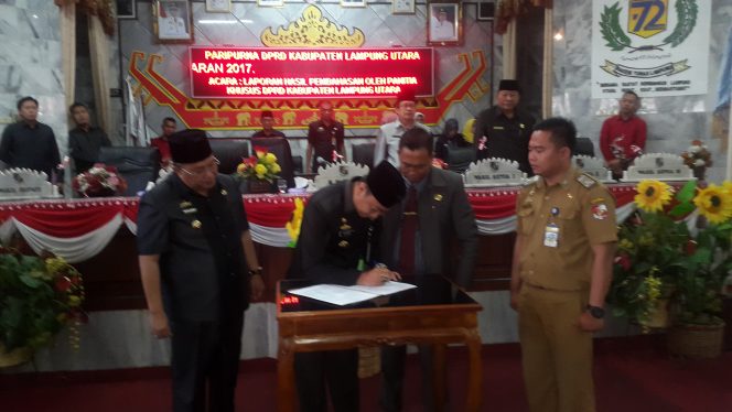 
 Foto : Hery Maulana  Caption foto : Bupati Lampung Utara Agung Ilmu Mangkunegara didampingi wakilnya Sri Widodo, bersama wakil ketua DPRD Lampura, menandatangani pengesahan Perda Tentang Petanggungjawaban Pelaksanaan APBD Lampura Tahun 2017, dalam Rapat Paripurna DPRD Lampura, Selasa (4/9) .