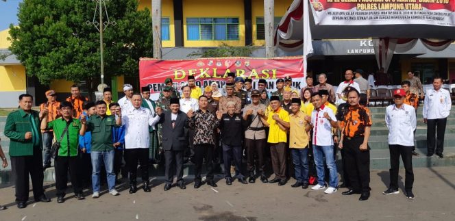 
 Foto : Ferdani  Caption Foto : Kapolres Lampura AKBP Eka Mulyana, saat bergandengan tangan dengan Ketua KPU Hi. Marthon, dan Ketua Bawaslu Hendri Hasyim, dan ketua parpol, dalam rangka  deklarasi damai di depan GOR Sukung Kotabumi, Rabu (19/9).