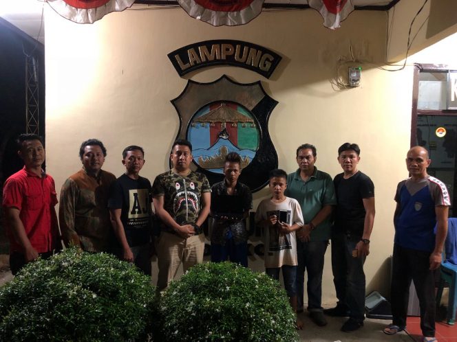 
 Foto : Fahrozy Irsantoni/RNN
Caption : 2 tersangka, berstatus pelajar SMP, saat diamankan di Mapolsek Kotabumi Utara, karena melakukan aksi pencurian rumah kosong, Sabtu(8/9) malam.
