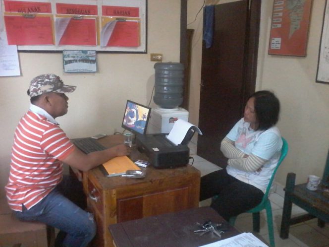 
 Foto : Polsek Kotabumi Utara
Caption Foto :  Yeni Rosmita tersangka pencurian yang beraksi di Desa Talangjali, saat diperiksa penyidik Polsek Kotabumi Utara, Rabu (19/9).
