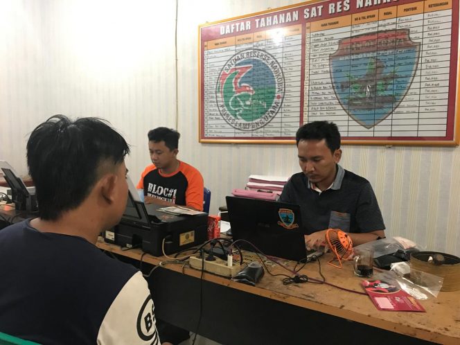 
 Foto : Satres Narkoba Polres Lampura
Caption : Tersangka residivis pengedar saat diperiksa penyidik Satresnarkoba Polres Lampura. Foto dibidik Kamis (27/9).
