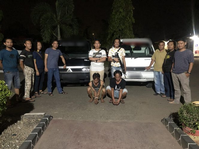 
 Foto IST
Caption Diringkus : Dua tersangka curat mobil pikap, saat diamankan di Mapolres Lampura, Kamis (27/9).