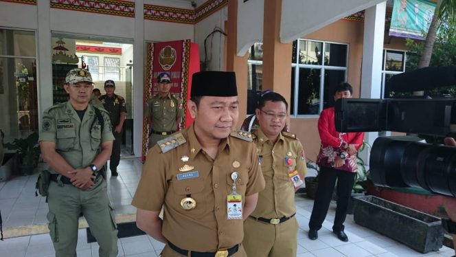 
 Foto RIA
Caption : Bupati Lampura Hi. Agung Ilmu Mangkunegara saat diwawancarai awak media terkait Surat Edaran(SE) 180/6867/SJ tentang penegakan hukum terhadap ASN yang melakukan tindak pidana korupsi, Selasa (18/9).
