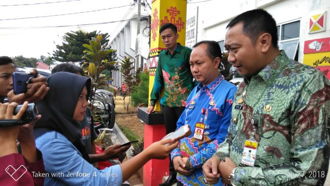 
 Foto IST  Caption Diwawancarai: Bupati Lampura Hi. Agung Ilmu Mangkunegara saat diwawancarai awak media terkait maraknya aksi perampokan, Kamis (27/9).  