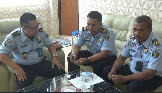 
 Foto IST 
Caption : Kepala Imigrasi Kotabumi Bachtiar, saat diwawancarai awak media Senin (17/9).
