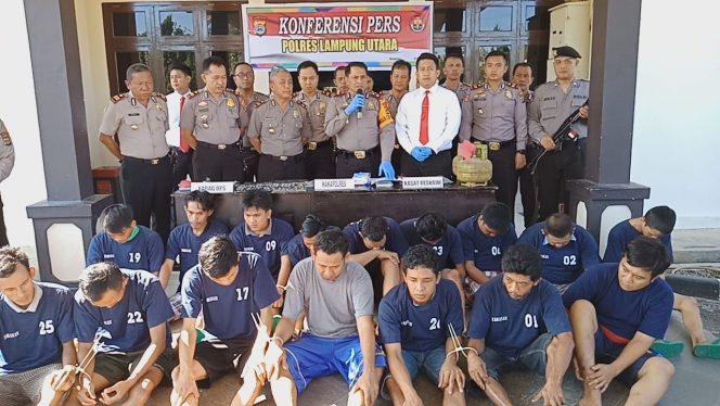 
 Foto Ferdani
Caption : Jajaran Polres Lampura saat menunjukan barang bukti dan tersangka dalam ekspose kasus di Mapolres Setempat, Senin (3/9).
