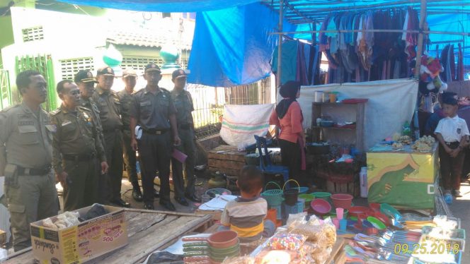 
 Foto RIA  Beri Himbauan: Tampak Kabid Penegak Perda Nizar dan jajarannya saat memberikan himbauan kepada PKL yang ada di depan TK dan Masjid Muslimin, Selasa (25/9).