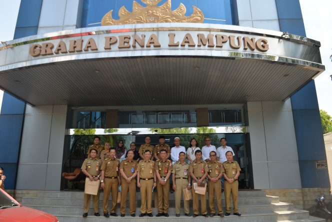 
 Foto IST 
Caption : Bupati Lampura, Hi. Agung Ilmu Mangkunegara, beserta jajarannya, saat mengunjungi Graha Pena Radar Lampung, Senin (24/9).
