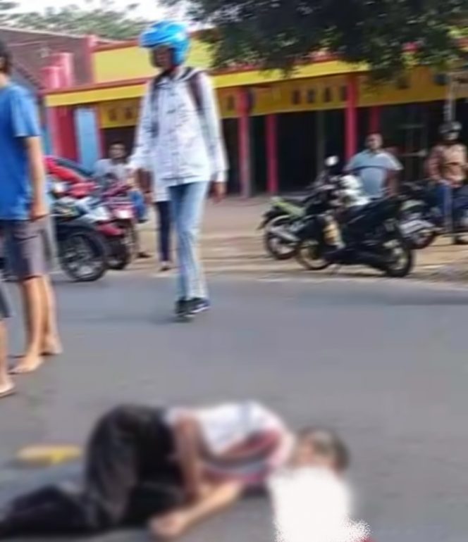 
 Foto : Ferdani
Caption : Suprapto, korban lakalantas, sesaat sebelum meninggal dunia. Foto dibidik di TKP, Selasa (18/9).