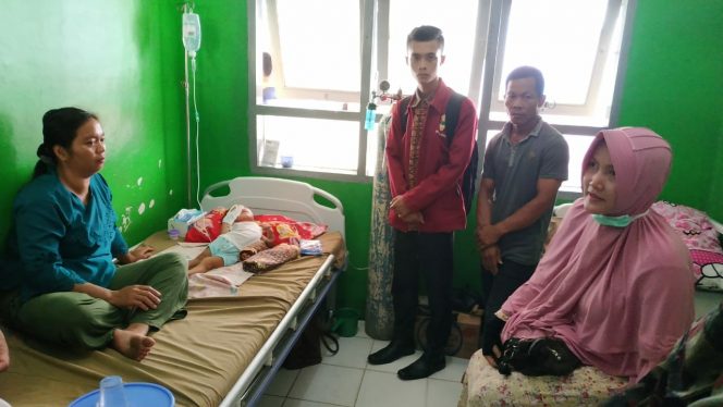 
 Foto Heri Maulana 
Caption : Alfa, bocah berusia 19 bulan warga Desa Ajikagungan, Kecamatan Abungkunang, penderita komplikasi paru-paru saat dikunjungi pengurus Ikatan IMM Lampura di RSD Ryacudu Kotabumi, Kamis (20/9).
