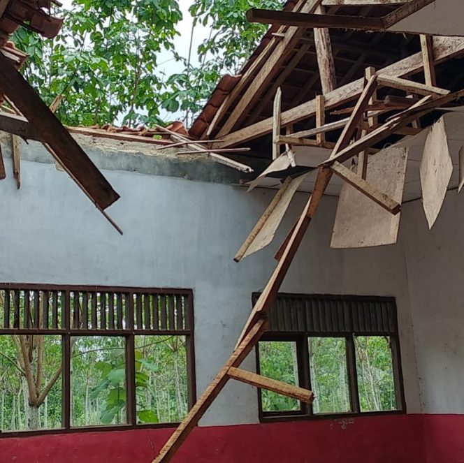 
 Foto : Ferdani  Caption : Beginilah kondisi SDN 4 Kalibalangan, yang roboh akibat tiang penyangga atap patah. Foto dibidik Kamis (6/9).