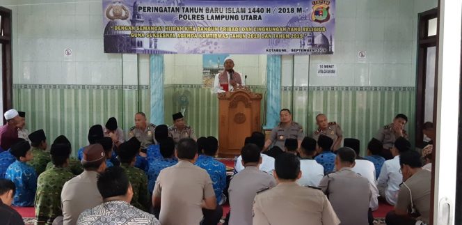 
 Foto : Ferdani
Caption : Ustadz Tanu Maulana saat memberikan taudziah dalam acara peringatan tahun Baru Islam 1440 H, di Masjid Al Muttaqin Polres setempat,Kamis  (20/9).

