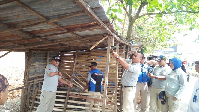 
 Foto RIA
Caption : Plt. Kasat Pol-PP Lampura, Doni F. Fahmi, saat membantu para PKL membongkar kios buah milik mereka, untuk dipindahkan ke samping Ramayana Kotabumi, Rabu (5/9).
