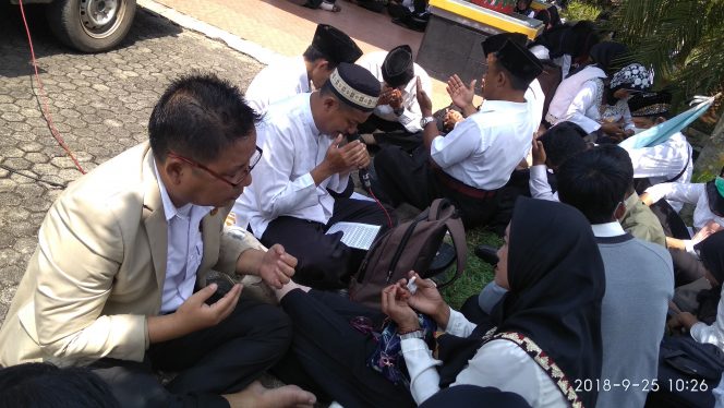 
 Foto Ferdani
Caption  : Tenaga honorer K2 di Lampura, yang tergabung dalam FHK2I menggelar doa bersama dalam aksi damai di halaman kantor DPRD Setempat Selasa (25/9).
