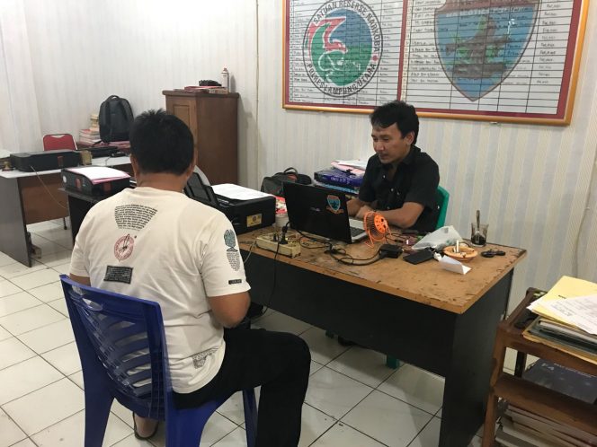 
 Foto IST 
Caption : Oknum Camat Kotabumi Utara Najamuddin saat menjalani pemeriksaan diruang Sat-res Narkoba Polres Lampura, Rabu (5/9).