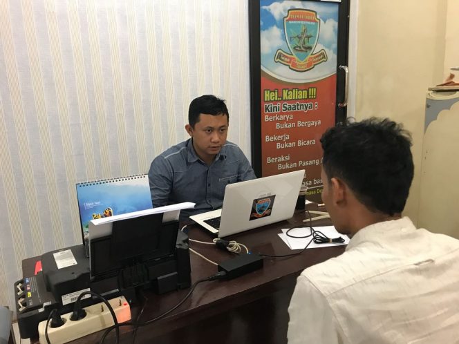 
 Foto Ferdani
Caption : Hamdi, tersangka pengedar narkoba, saat menjalani pemeriksaan penyidik di Mapolres Lampura, Senin (3/9).
 