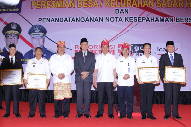 
 Foto Diskominfo Lampung Utara
Caption : Bupati Lampura saat foto bersama dengan Kabupaten/Kota yang menerima penghargaan Anubhawa Sasana Desa di Ballroom Novotel Bandarlampung, Rabu (12/9).