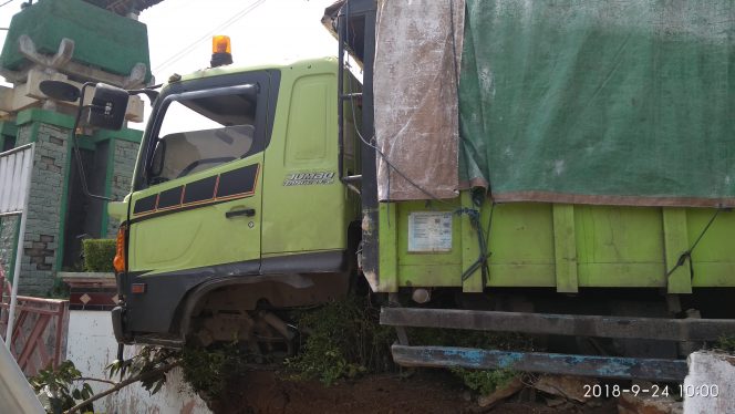 
 Foto : Ferdani
Caption : Mobil Truck Fuso BM 8808 FU bermuatan Batubarasaat mengalami kecelakaan tunggal di depan kantor Inspektorat Lampura, Senin (24/9).  