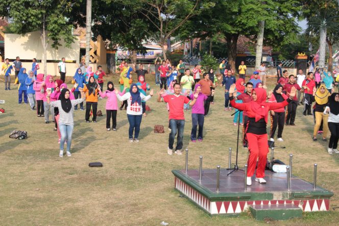 
 Foto Diskominfo Lampura 
Caption : Bupati Lampura Hi. Agung Ilmu Mangkunegara saat melakukan senam Bersama, Jumat(31/8).