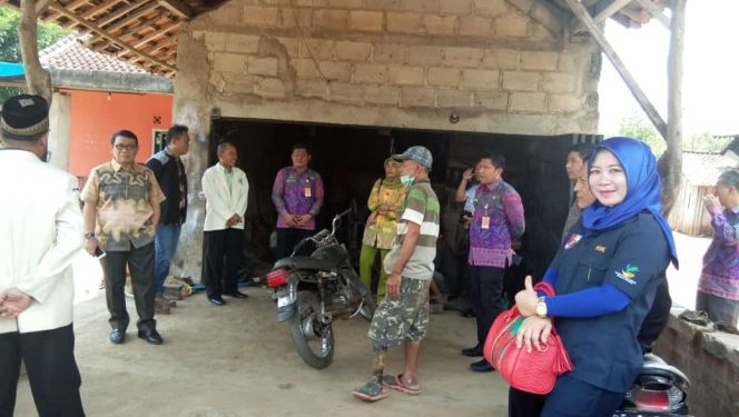 
 Foto Riduan
Caption : Tim Kemensos RI, saat memantau kegiatan PSM Lampura, dalam penilaian pilar -pilar sosial, sabtu(15/9).
