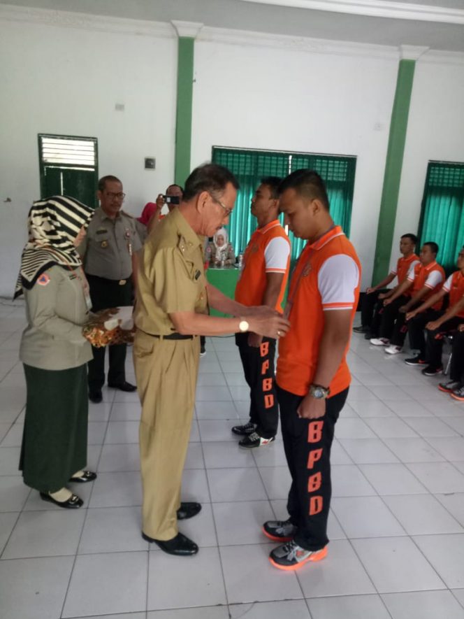 
 Foto RIA
Caption : Pasang Tanda Peserta: Asisten I Pemkab Lampura Yuzar didampingi Kepala BPBD Karim SR, saat memasangkan tanda peserta pelatihan peningkatan kapasitas SDM bagi 59 Personil di Aula Makodim 0412/LU, Selasa (18/9).