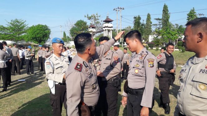 
 Foto : Humas Polres Lampura  Caption Foto : Waka Polres Lampura KOMPOL Yustam Dwi Heno saat melakukan pemeriksaan Gaktiplin terhadap para personilnya, foto dibidik dihalaman Mapolres setempat Senin (17/9).