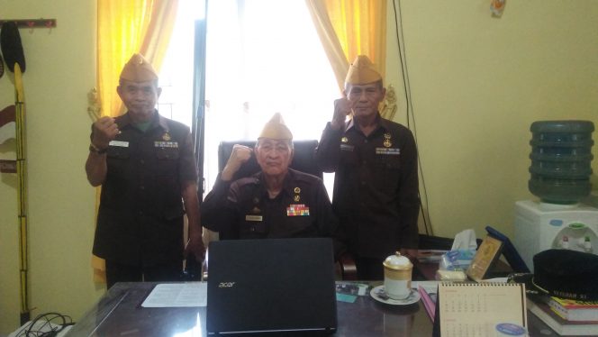 
 Foto RIA
Caption Tunjukkan: Ketua LVRI Lampura Hi. Saleh Ahmad saat menunjukkan satu set Proyektor, bantuan Bupati Hi. Agung Ilmu Mangkunegara sebagai penunjang pelaksanaan sosialisasi JSN-45, Rabu (26/9).
