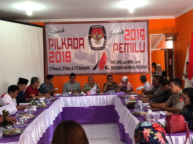 
 Foto Riduan 
Caption Rakor : KPUD Lampura, saat menggelar rakor dengan 16 LO Parpol peserta Pemilu 2019, Kamis (6/9).
 