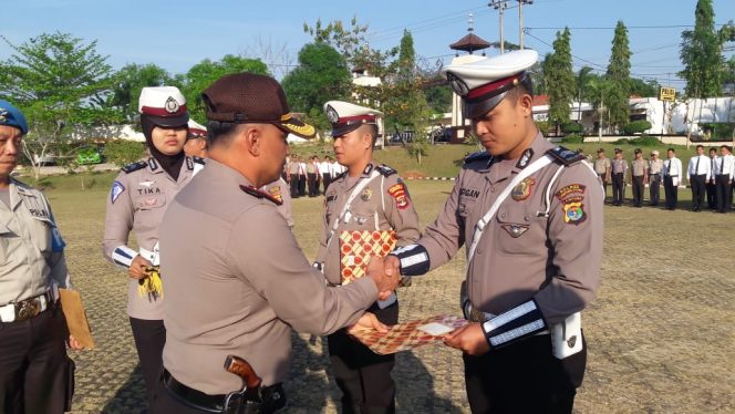 
 Foto : Humas Polres Lampura  Caption : Wakapolres Lampura Kompol Yustam Dwi Heno saat menyerahkan penghargaan kepada anggota Sat-lantas yang berprestasi, Senin (17/9).