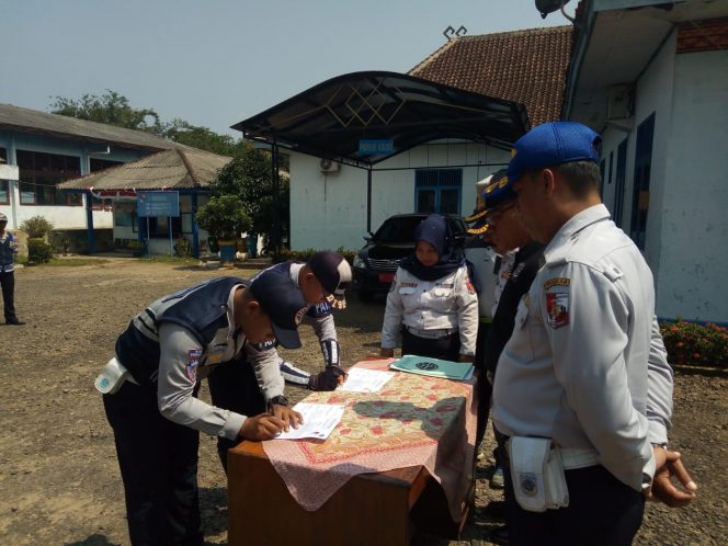 
 Foto IST
Caption : Kepala Dishub Lampura, Hi. Basirun Ali saat menyaksikan penandatanganan Fakta Integritas yang dilakukan oleh Pegawainya, Jumat(14/9).
