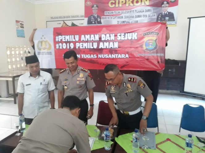 
 Foto Humas Polres Lampura 
Caption : Kapolres Lampura, AKBP Eka Mulyana, saat menyaksikan penandatanganan kesepakatan oleh para tokoh dan elemen masyarakat kelurahan Tanjung Aman, Kecamatan Kotabumi Selatan dalam rangka mewujudkan situasi kamtibmas yang aman dan kondusif menjelang Pemilu 2019.