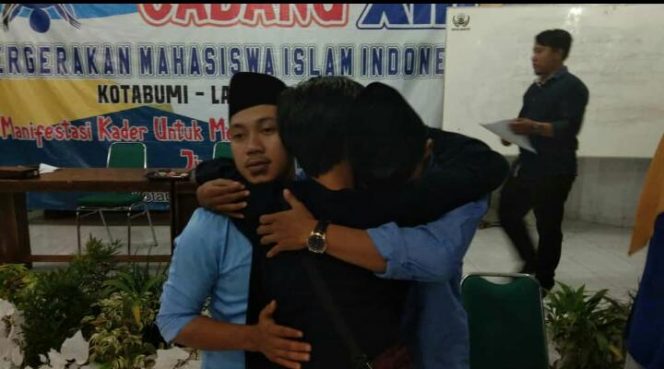
 Foto Riduan 
Caption	: Aksi saling rangkul terjadi pasca penetapan ketua terpilih PC PMII Kotabumi-Lampura, jumat(31/8)lalu.  