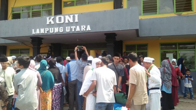 
 Foto RIA
Caption : Tampak para Jamaah Haji saat disambut dan dijemput keluarganya di Stadion Sukung Kotabumi, Rabu (12/9).  