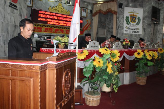 
 Foto Riduan 
Caption : Romli, selaku juru bicara Fraksi Demokrat DPRD Lampura, saat menyampaikan pandangan umum fraksinya dalam sidang paripurna, Rabu (12/9).
 