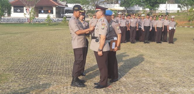 
 Foto : Ferdani  Caption Foto : Kapolres Lampura AKBP Eka Mulyana saat menyematkan Tanda Jabatan kepada IPTU Edi Juarsahidin sebagai Kapolsek Abung Tengah yang baru, foto dibidik Kamis (13/9).