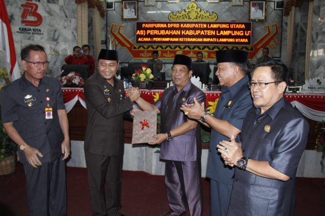 
 Foto Hery Maulana
Caption : Bupati Lampura Agung Ilmu Mangkunegara, saat menyerahkan Rancangan Perubahan KUA-PPAS APBD 2018, dalam rapat paripurna DPRD setempat, Selasa (25/9).