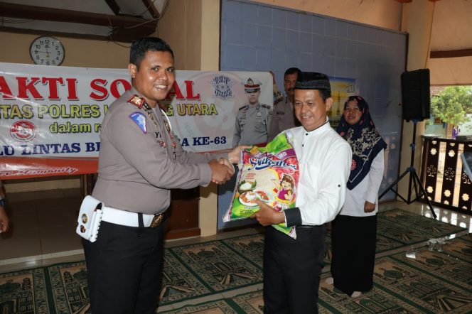 
 Foto : Ferdani  Caption Foto : Kasat Lantas AKP Muhammad Yani Endang saat memberikan bantuan berupa sembako kepada pengurus panti asuhan Miftahul Huda, foto dibidik Kamis (20/9).
