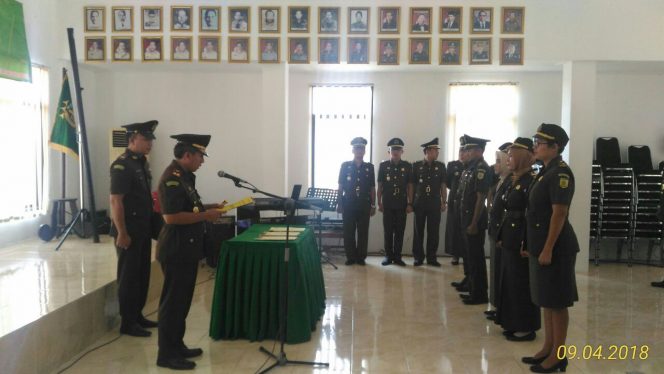 
 Caption foto : Prosesi pelantikan Jabatan Kepala Seksi Pidana Khusus (Kasi Pidsus) Kejari Lampura dari  Ricky Ramadhan  kepada Van Barata Semenguk, diaula Kejari Lampura, Selasa (4/9)
