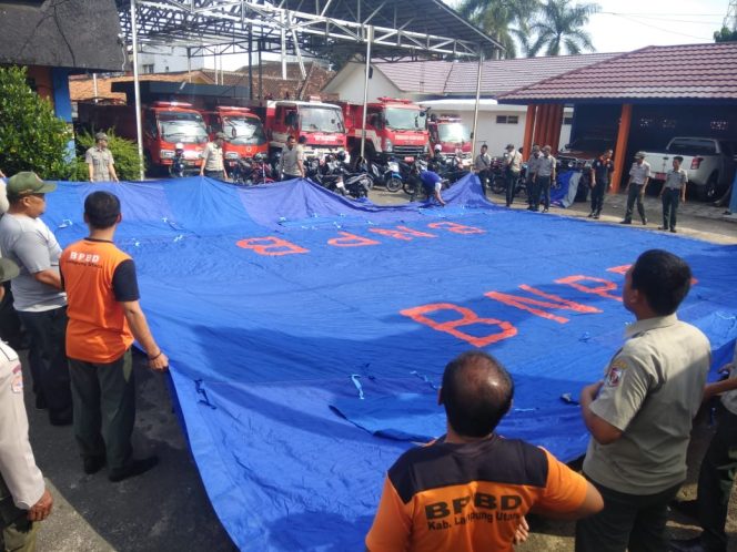 
 Foto RIA  Caption Simulasi: Tampak para persolin dari BPBD Lampura saat melakukan Simulasi pemasangan tenda pengungsian di Kantor BPBD setempat, Kamis (6/9).
