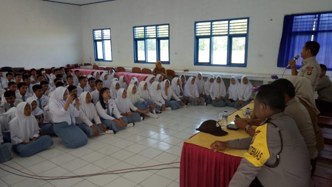 
 foto : Ferdani  Caption Foto : Kasubag Pers Bag Sumda Polres Lampura Aidil Fitri beserta anggota Polres Lampura saat memberikan Sosialisasi kepada Siswa-siswi SMAN 1 Abung Selatan, foto dibidik Selasa (4/9)