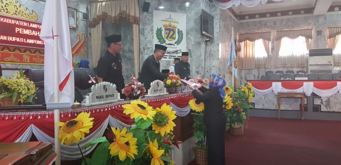 
 Foto Riduan 
Caption : Anggota Banggar DPRD Lampura Hj. Sandy Juwita, saat menerima draf KUA PPAS Tahun 2019, dari pimpinan sidang paripuran, Kamis (13/9).
 