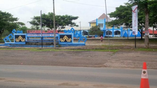 
 Caption :1. Inilah kondisi Terminal Induk Simpang Propau Lampura, sepi dan tidak lagi berfungsi.