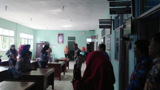 
 Foto RIA
Caption Tinjau : Bupati Lampura Hi. Agung Ilmu Mangkunegara saat meninjau Kantor Kesbangpol Lampura terkait persiapan Pemilu 2019, Kamis (27/9).