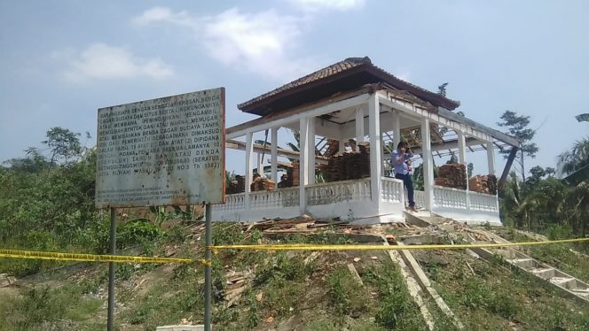 
 Foto IST
Caption : Tampak jajaran pengurus PWI Lampura, saat meninjau kondisi Makam Minak Triodeso, di Desa Skipi Kecamatan Abung Tinggi, Kamis (13/9).
 