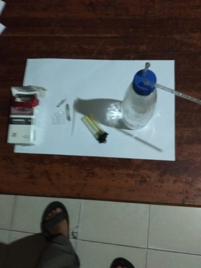 
 Foto : Polsek Abung Timur  Caption Foto : Kedua kakak beradik yang merupakan residivis Curanmor saat diamankan di Mapolsek Abung Timur, foto dibidik Selasa (30/10).  