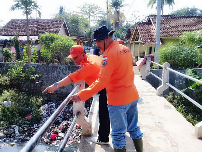 
 Foto Ria Oktasari  Caption : Kabid Kedaruratan dan Logistik BPBD Mery Edialis saat meninjau aliran Sungai Way Umban yang ada di Kelurahan Cempedak bersama Satker terkait, Selasa (16/10).