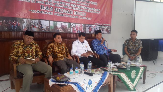 
 Foto Heri Maulana 
Caption : Bedah Buku Narasi Demokrasi Lokal oleh penulis Agus Riyanto komisioner KPU Kota Metro (tengah) di gedung Korpri, Rabu (17/10).
